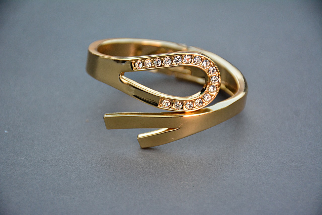 Jak kupić rozmiar pierścionka zaręczynowego