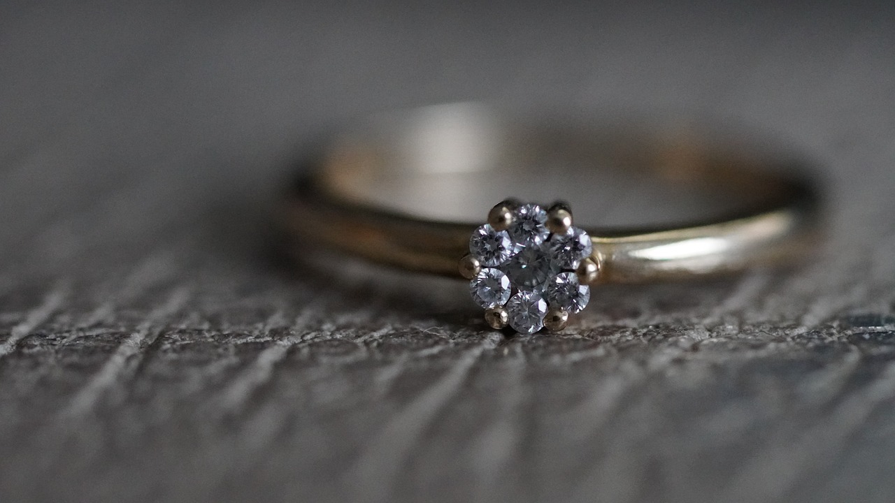 10 pięknych diamentowych pierścionków