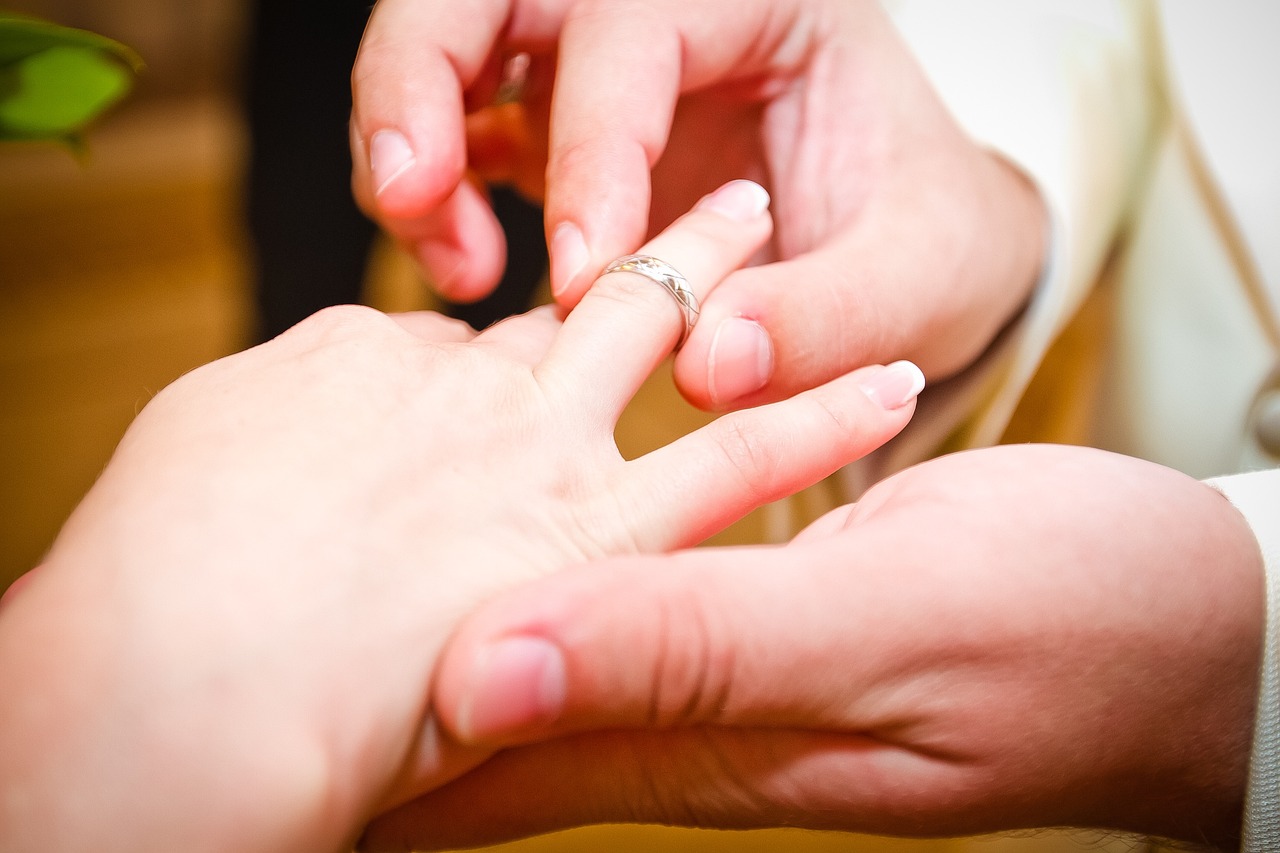 7 podstawowych wskazówek, jak wybrać idealny pierścionek zaręczynowy